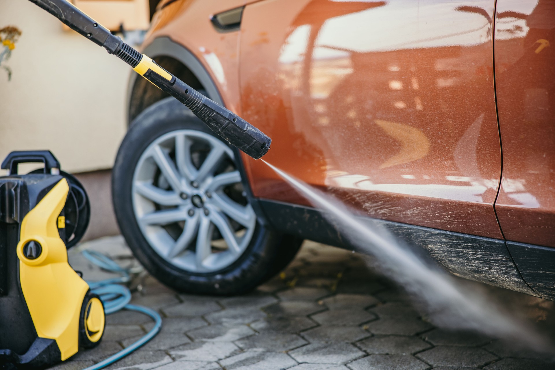 Cleaning Car with water,using High Pressure cleaner water